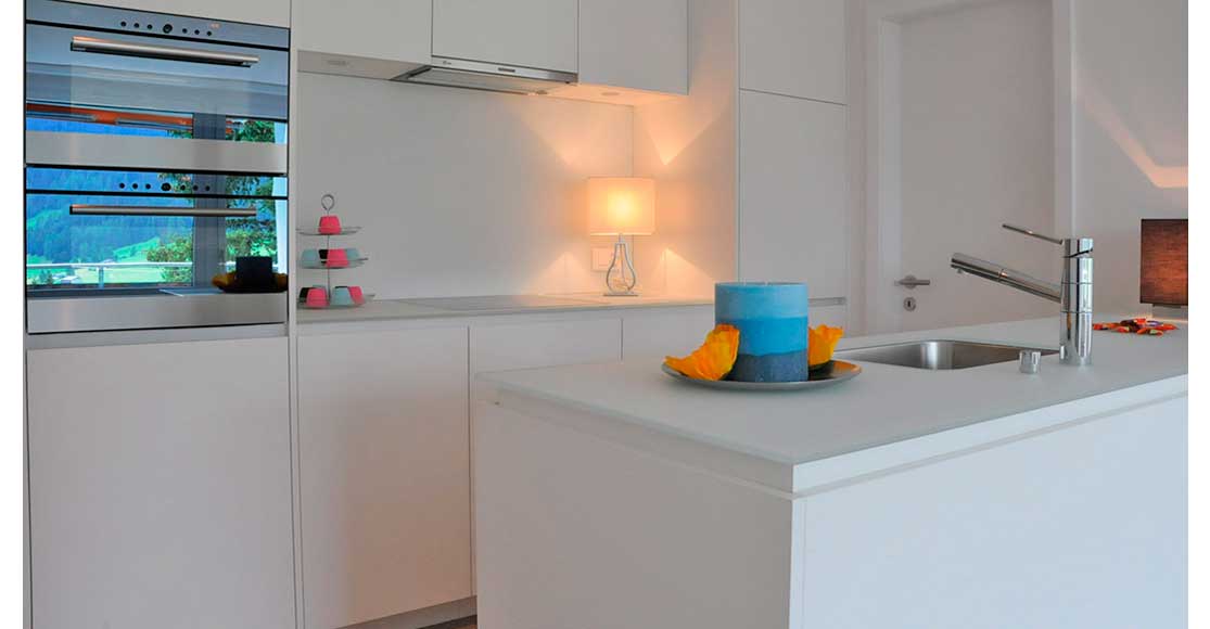 Foto: offene weisse Wohnküche mit Dektroation